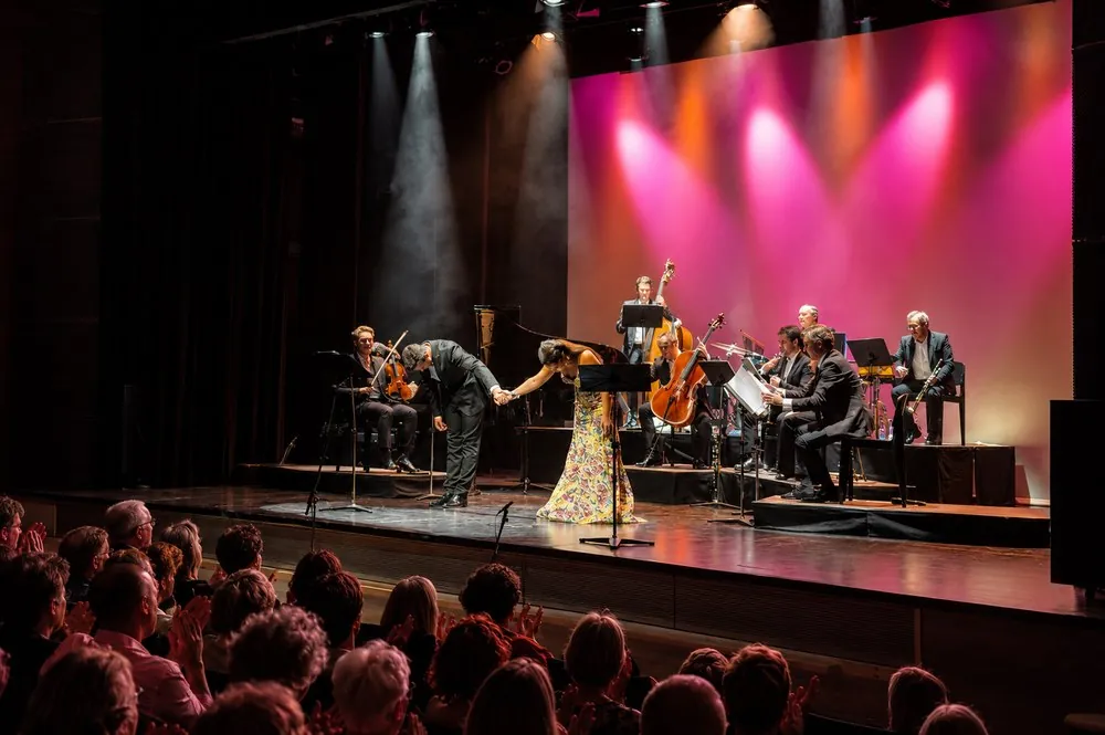 Stage photography with coloured lighting